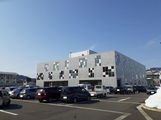 近くの魚沼市役所まで760m（徒歩10分）
