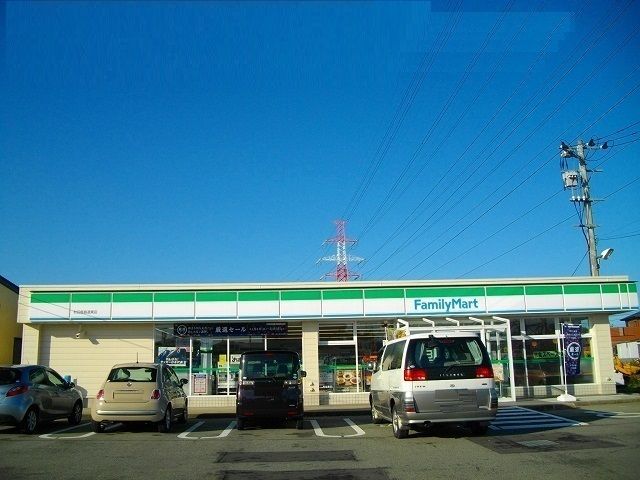 近くのファミリーマート道東三丁目店まで500m(徒歩7分)