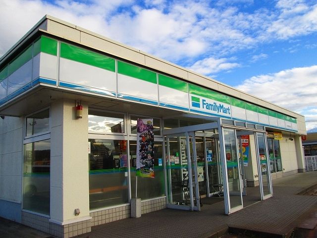近くのファミリーマート長井警察通り店まで1,400m（徒歩18分）