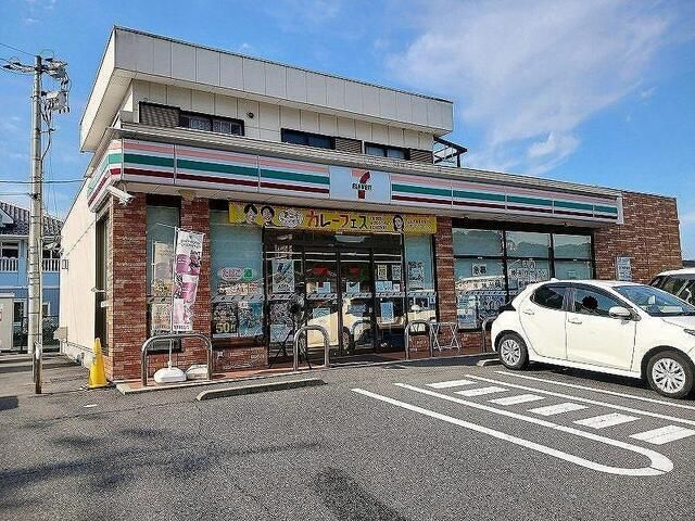 近くのセブンイレブン井原上出部町店まで650m（徒歩9分）