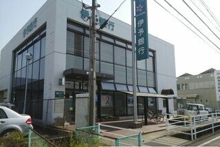 近くの伊予銀行高岡支店様まで1,000m（徒歩13分）