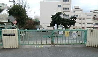 近くの下野庭小学校まで268m（徒歩4分）