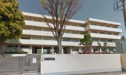 近くの丸山台中学校まで1,020m（徒歩13分）