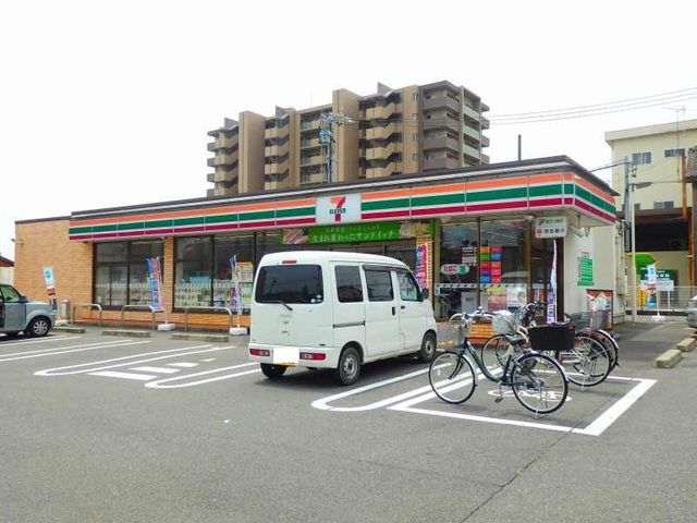近くのセブンイレブン桑名益生店まで750m（徒歩10分）
