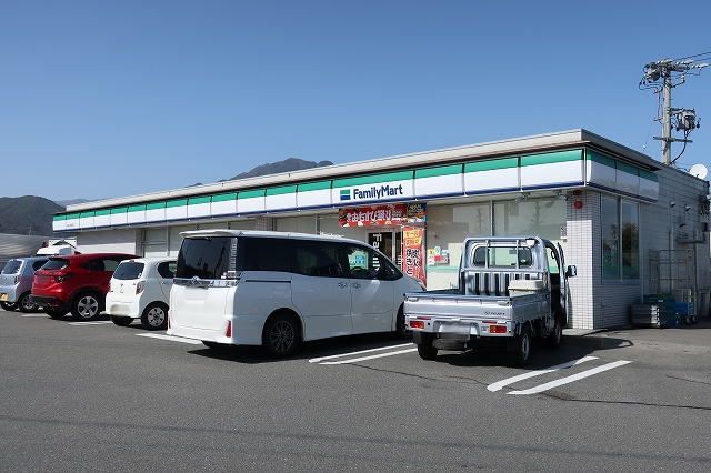 近くのファミリーマートまで450m（徒歩6分）