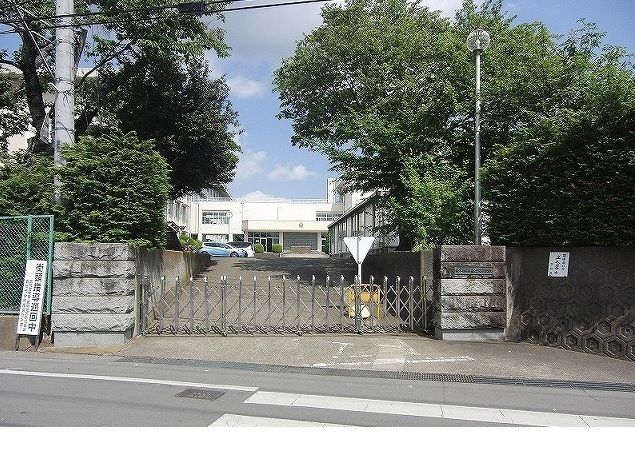 近くの真岡女子高等学校まで600m(徒歩8分)