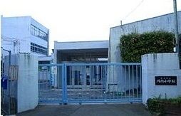 近くの河内小学校まで650m（徒歩9分）