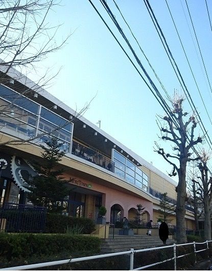 近くのモリタウンまで2,500m（徒歩32分）