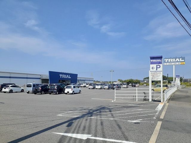 近くのトライアルまで1,000m（徒歩13分）