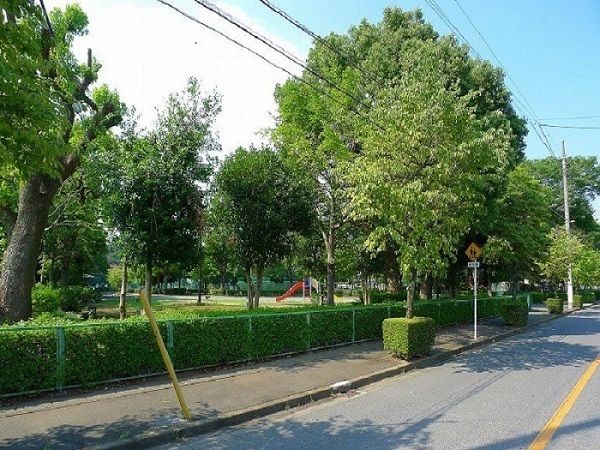 近くの高根中央公園まで550m(徒歩7分)