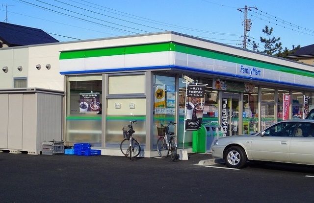 近くのファミリーマートまで550m（徒歩7分）
