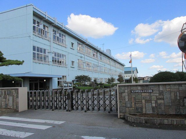 近くの上三川小学校まで500m(徒歩7分)