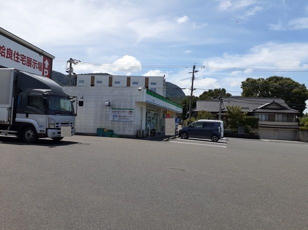 近くのファミリーマート重富麓店まで130m(徒歩2分)