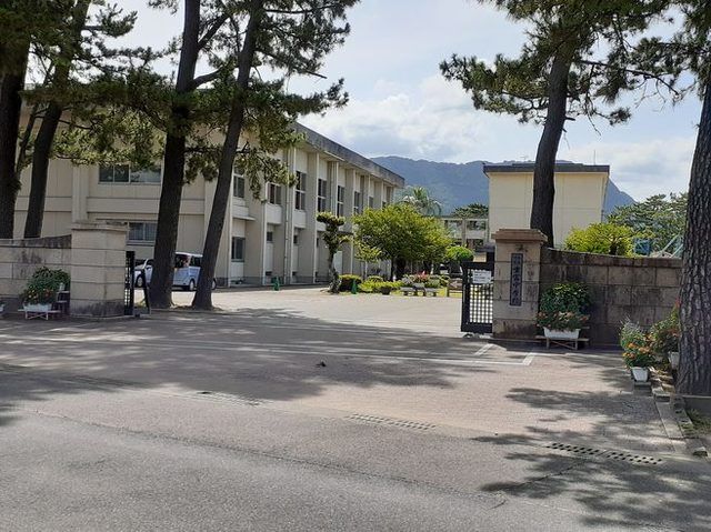 近くの重富中学校まで1,300m(徒歩17分)