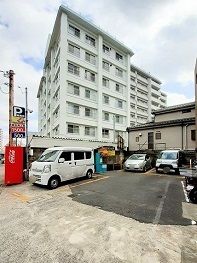 近くの日本パーク中野松ヶ丘パーキングまで84m（徒歩2分）