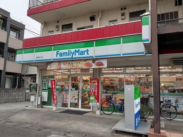 近くのファミリーマート稲城長沼店まで220m（徒歩3分）