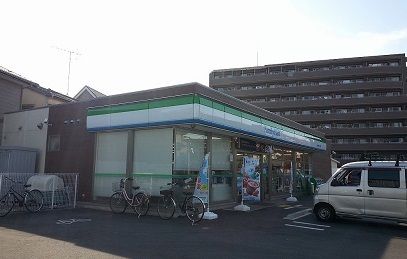 近くのファミリーマートまで550m（徒歩7分）