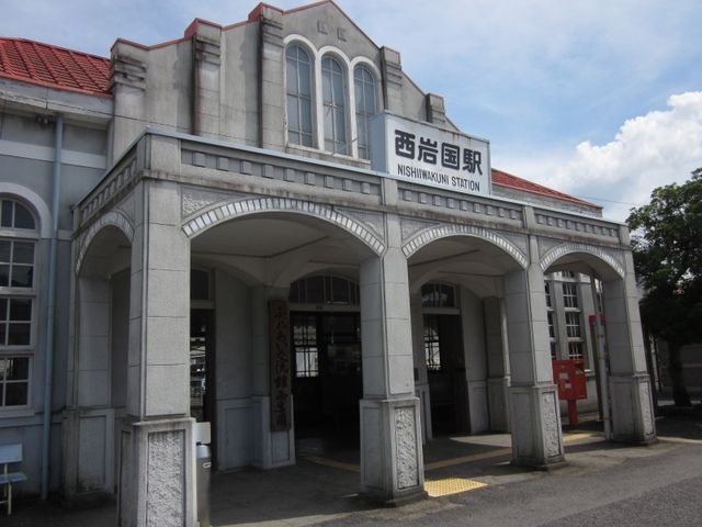 近くの西岩国駅まで250m（徒歩4分）