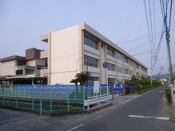 近くの庄中学校まで850m（徒歩11分）