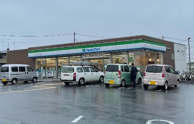 近くのファミマ さいたま丸ヶ崎南店まで350m(徒歩5分)