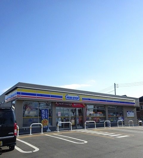 近くのミニストップまで350m（徒歩5分）
