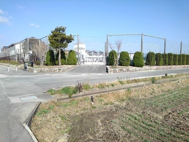 近くの北野小学校まで640m（徒歩8分）