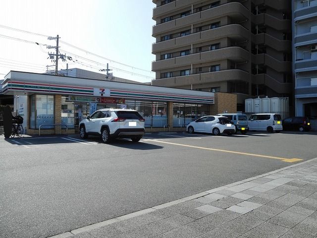 近くのセブンイレブン硯町店まで700m（徒歩9分）