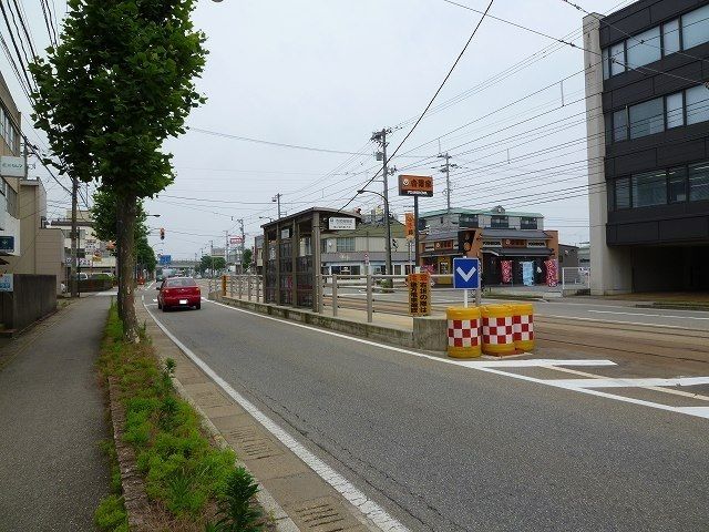 近くの万葉線市民病院前まで600m(徒歩8分)