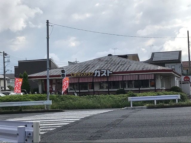 近くのガスト 大宮深作店まで750m(徒歩10分)