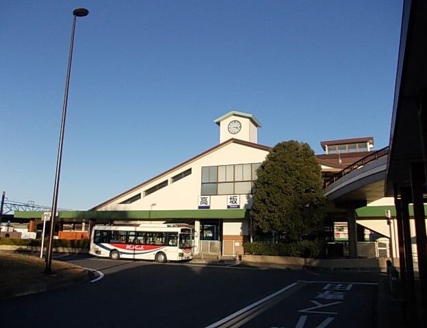 近くの高坂駅西口まで900m（徒歩12分）