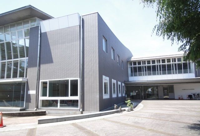 近くのかもめ図書館まで700m（徒歩9分）