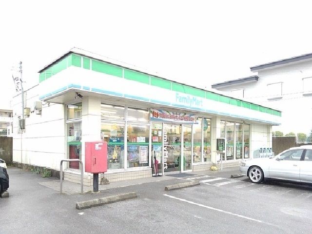 近くのファミリーマート知花店まで160m(徒歩2分)