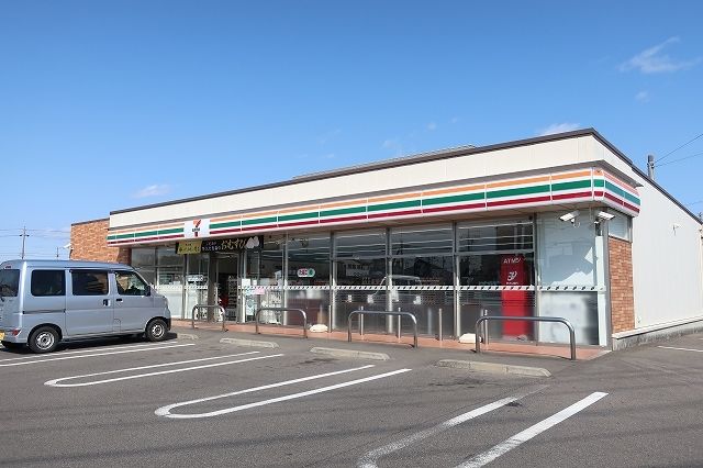 近くのセブンイレブンまで350m（徒歩5分）
