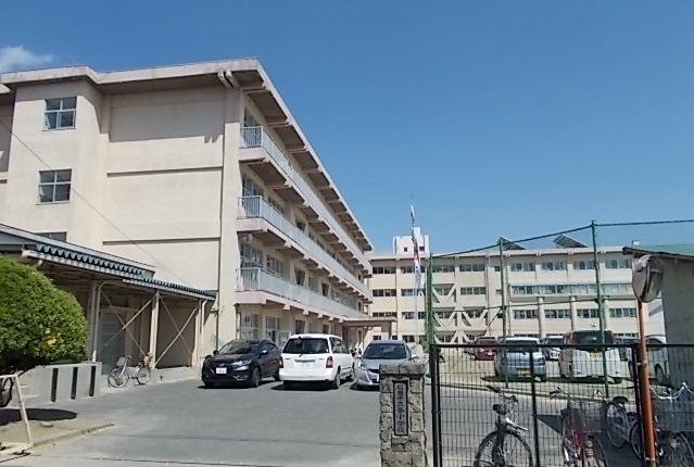 近くの石巻市立釜小学校まで1,400m（徒歩18分）