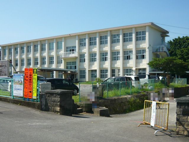 近くの枕崎小学校まで100m(徒歩2分)