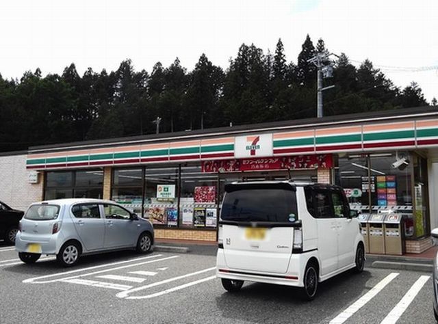 近くのコンビニまで550m（徒歩7分）