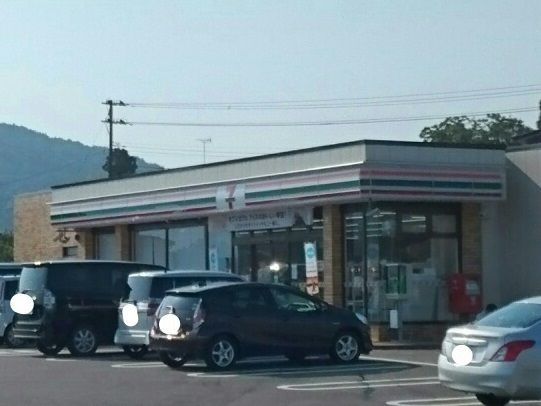 近くのコンビニまで600m（徒歩8分）