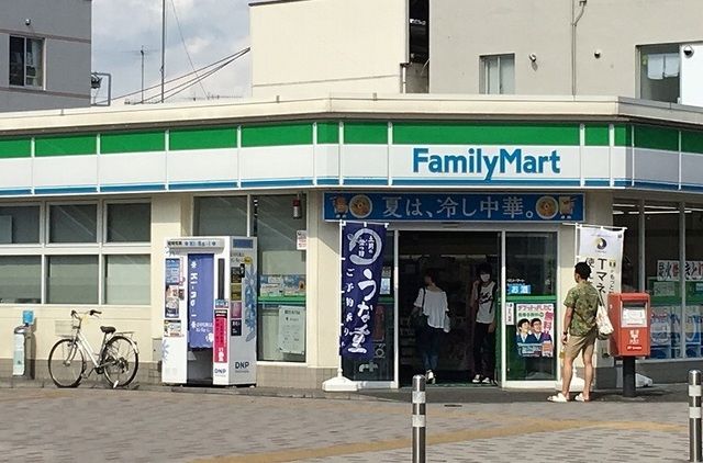 近くのファミリーマートまで500m（徒歩7分）