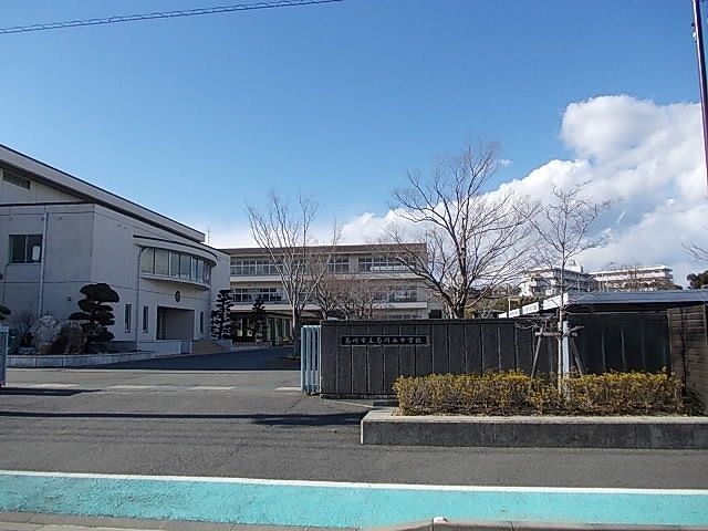 近くの中学校まで550m（徒歩7分）