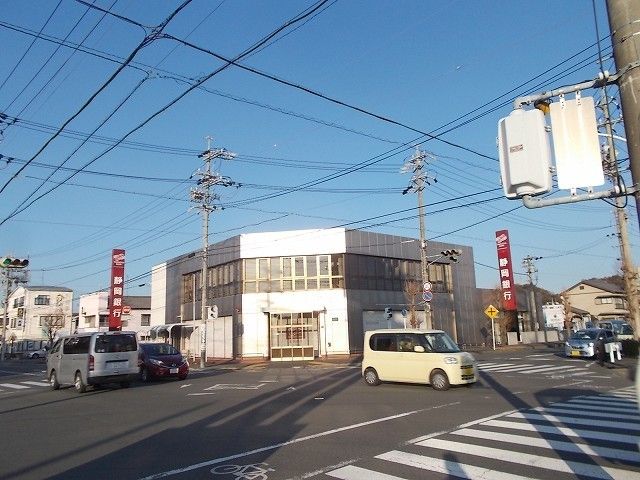 近くの銀行まで800m（徒歩10分）