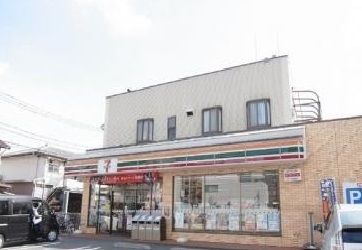 近くのセブンイレブンまで10m（徒歩1分）