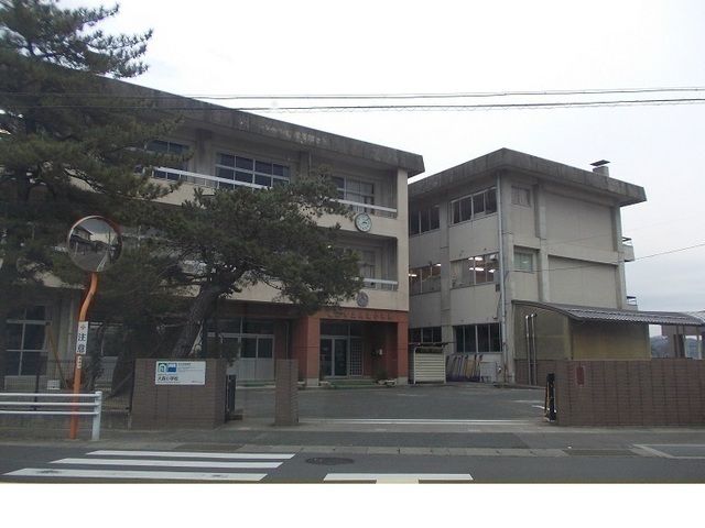 近くの福島市立大森小学校まで1,400m（徒歩18分）
