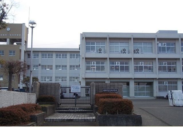 近くの福島市立信夫中学校まで1,300m（徒歩17分）