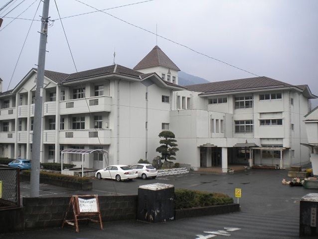 近くの三好中学校まで950m（徒歩12分）