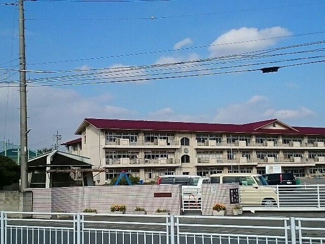 近くの市立城東小学校まで550m（徒歩7分）