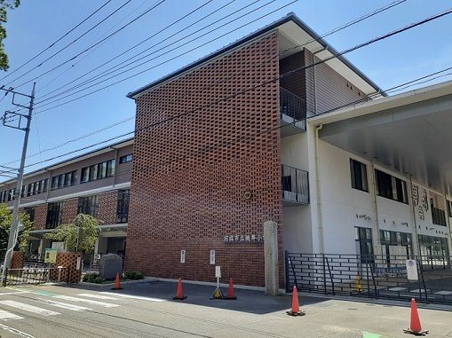 近くの前橋市立桃井小学校まで800m（徒歩10分）