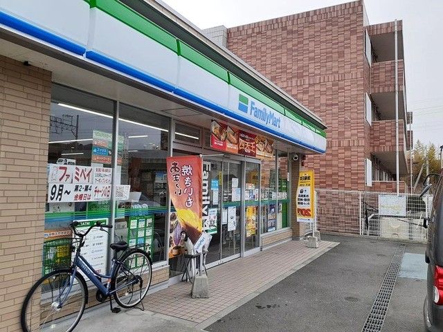 近くのファミリーマート六十谷駅前店様まで600m（徒歩8分）