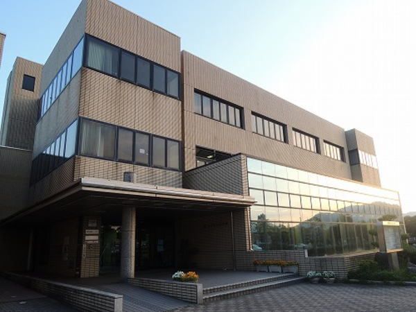 近くの敦賀市立図書館まで1,300m（徒歩17分）
