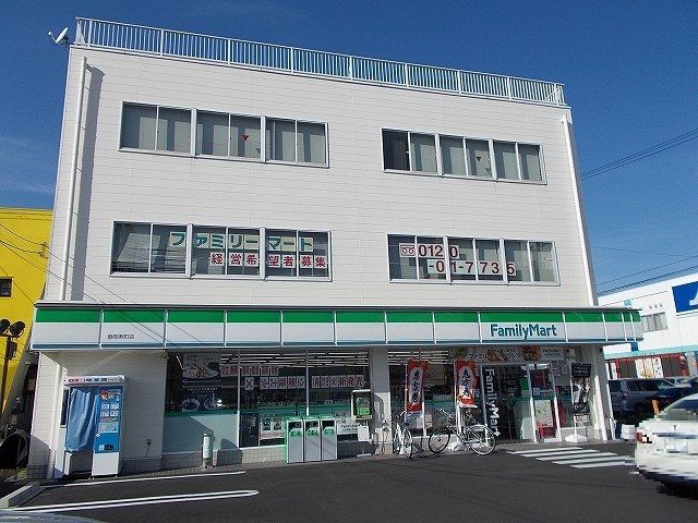 近くのファミリーマートまで350m(徒歩5分)