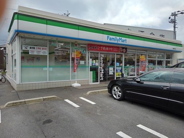 近くのファミリーマート鳥栖藤木町店まで640m（徒歩8分）